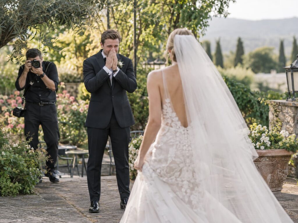 Novio emocionado al ver a la novia por primera vez durante un First Look en un jardín al aire libre en CDMX