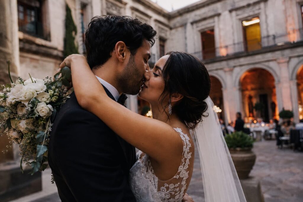 Pareja de novios besándose en sesión de fotografía de boda en CDMX