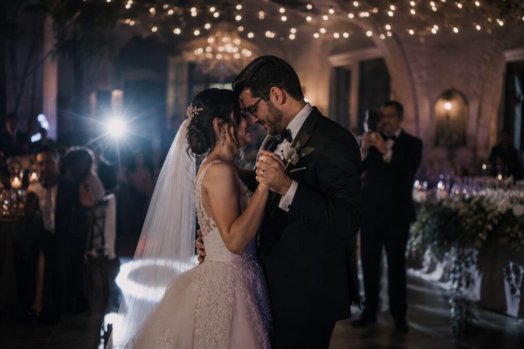 Novios bailando el primer baile en la recepción de su boda en CDMX